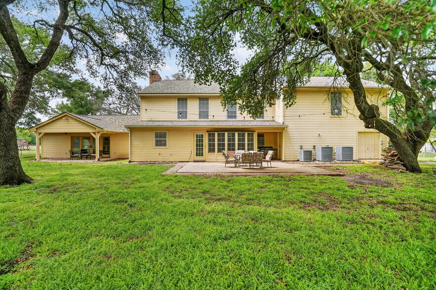 More Photos Of 14145 US-281, Santo Specialty For Sale