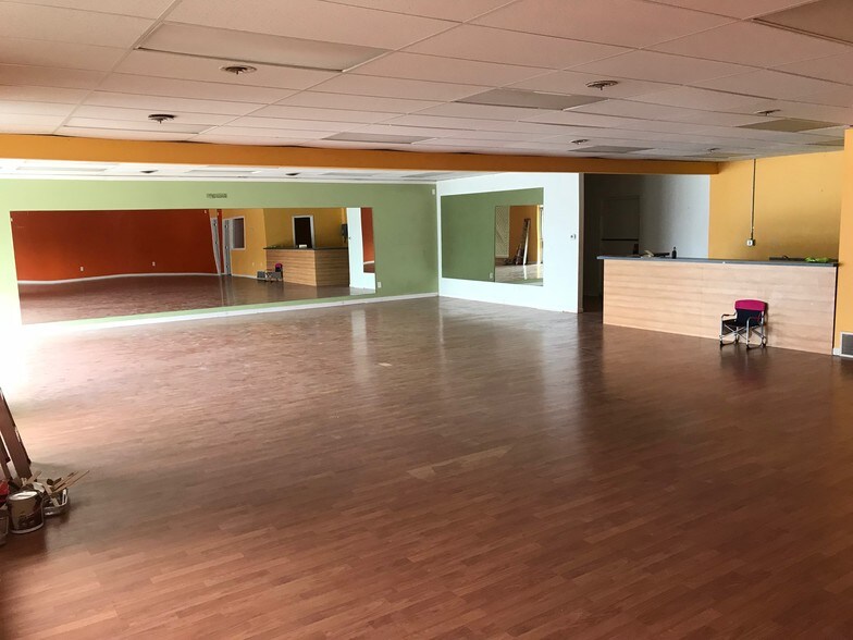 More Photos Of 3805 N Oak Trfy, Kansas City Office For Lease
