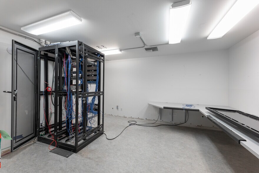 More Photos Of 2665 Glendale Valley Rd, Glendale Office For Sale