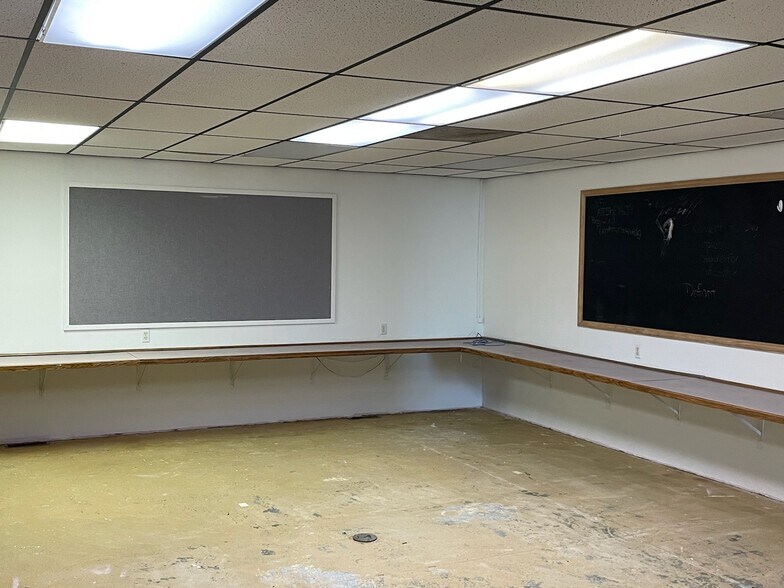 More Photos Of 205 S Center Rd, Saginaw General Retail For Sale