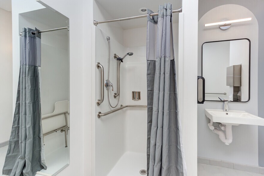 More Photos Of 5171 Glenwood Ave, Raleigh Office For Lease