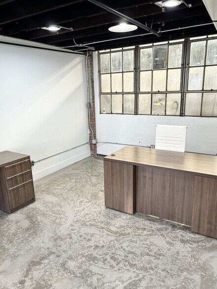 More Photos Of 205 Roberts St, Houston Flex For Lease