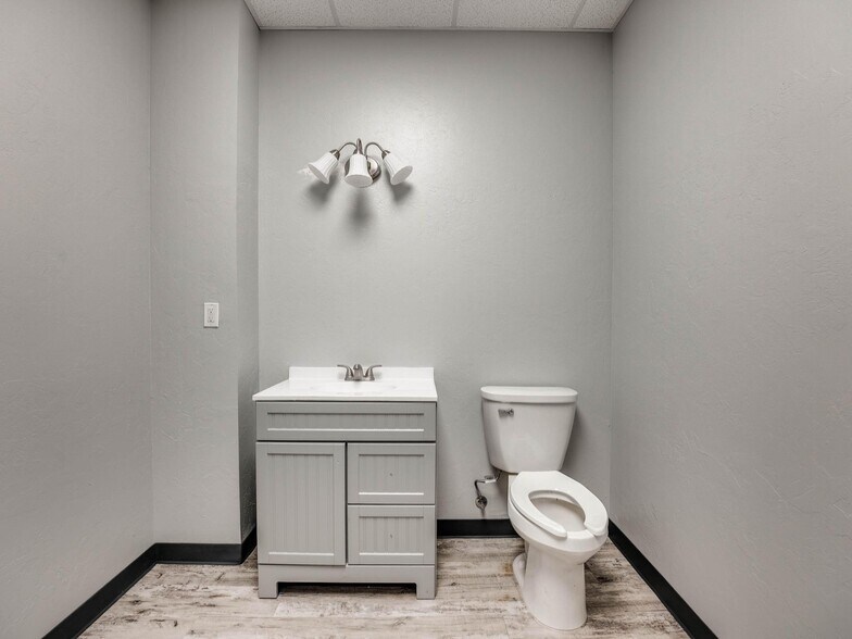 More Photos Of 1736 Red Oak Lane, Guthrie Warehouse For Sale