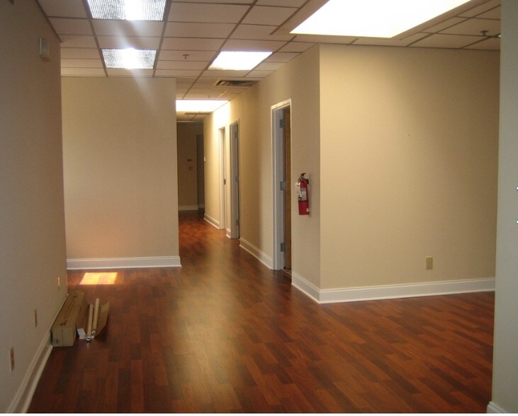 More Photos Of 108 Grace St, Wilmington Storefront Retail Office For Lease