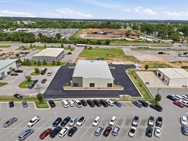 More Photos Of 2420 S 8th St, Rogers Flex For Lease