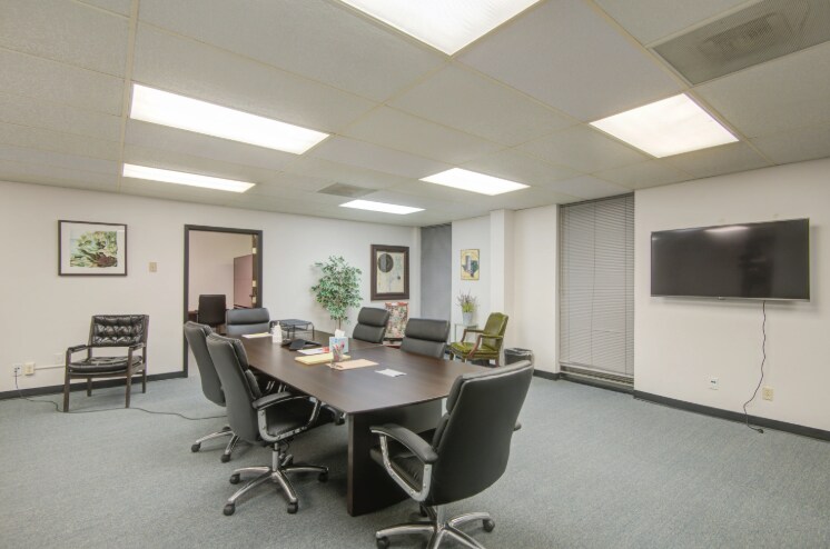 More Photos Of 102 Oak Park Dr, Clute Office For Sale