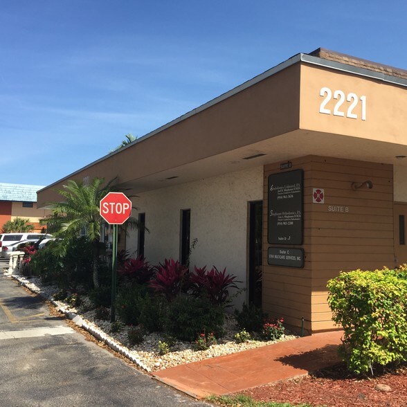 More Photos Of 2221 N University Dr, Pembroke Pines Medical For Lease