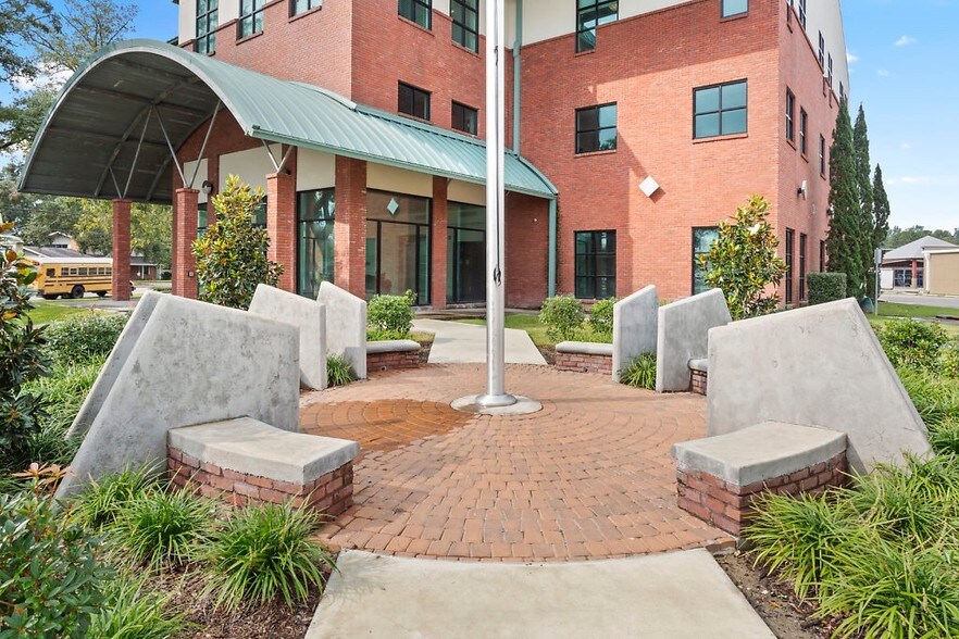 More Photos Of 814 W McNeese St, Lake Charles Office For Lease