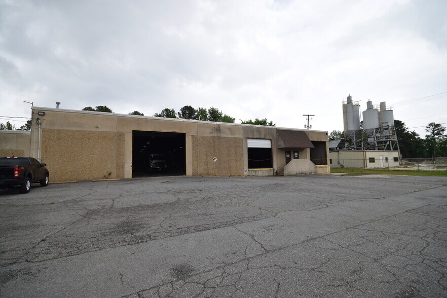 More Photos Of 197 S Redmond Rd, Jacksonville Warehouse For Lease