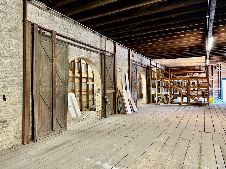 More Photos Of 200-232 W New Braunfels St, Seguin Warehouse For Lease