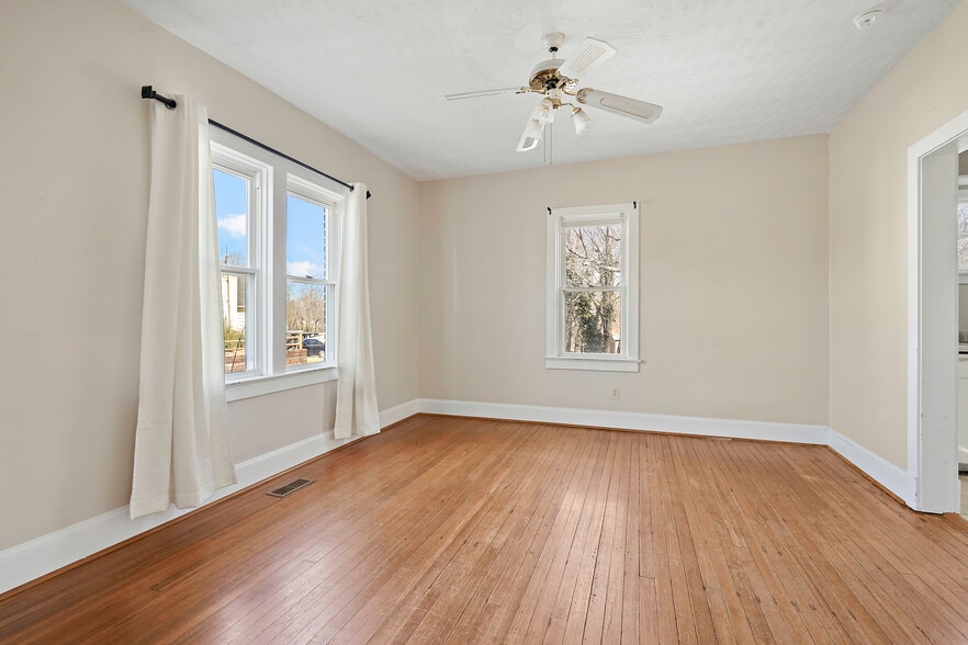 More Photos Of 41 E Colonial Hwy, Hamilton Freestanding For Sale