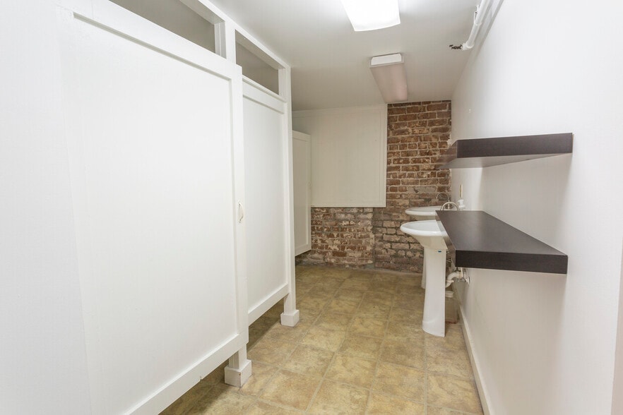 More Photos Of 318 W Broughton St, Savannah Storefront Retail Residential For Lease