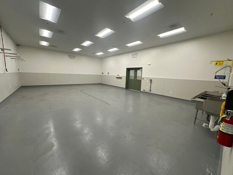 More Photos Of 2049 W Steele Ln, Santa Rosa Warehouse For Sale