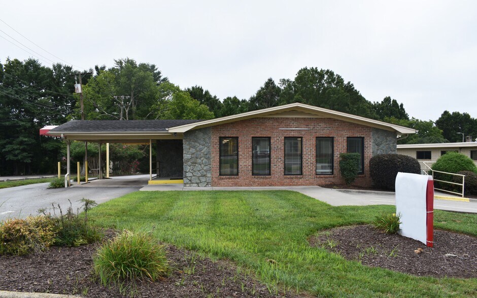 More Photos Of 256 Hospital St, Mocksville Medical For Lease