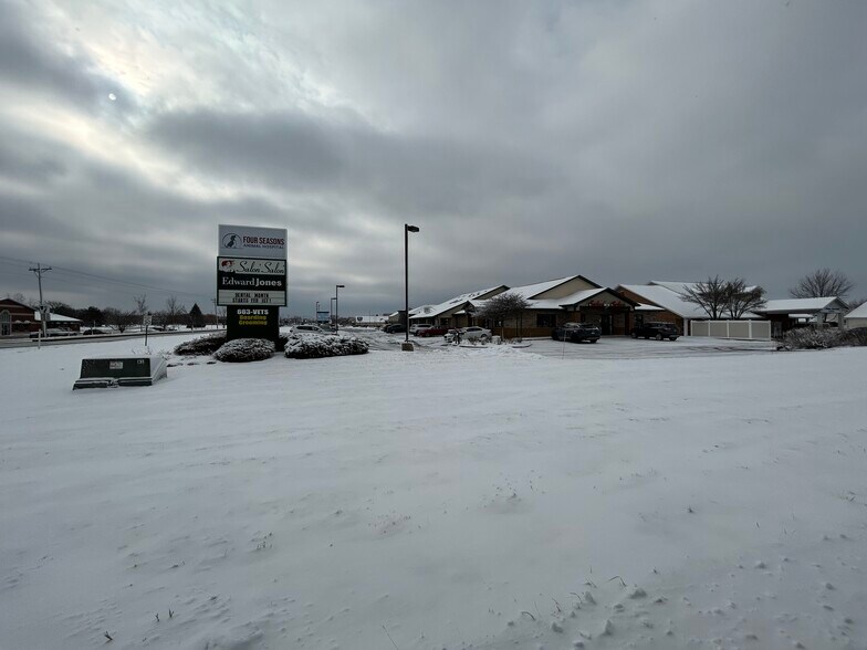 More Photos Of 10610-10624 Randolph St, Crown Point Medical For Lease