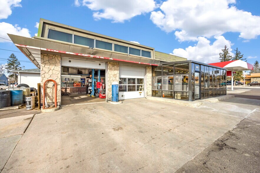 More Photos Of 1822 Logan Ave, Cheyenne Service For Sale