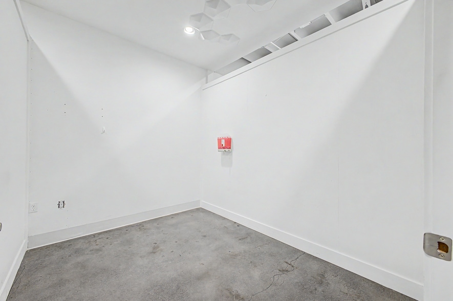 More Photos Of 4750 N Central Ave, Phoenix General Retail For Lease