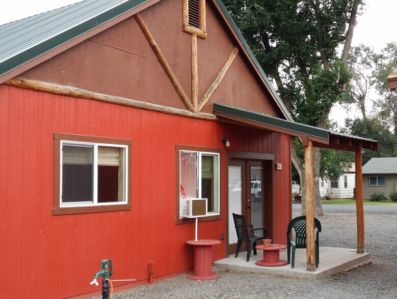 More Photos Of 105 E Court Dr, Merrill Hotel For Sale