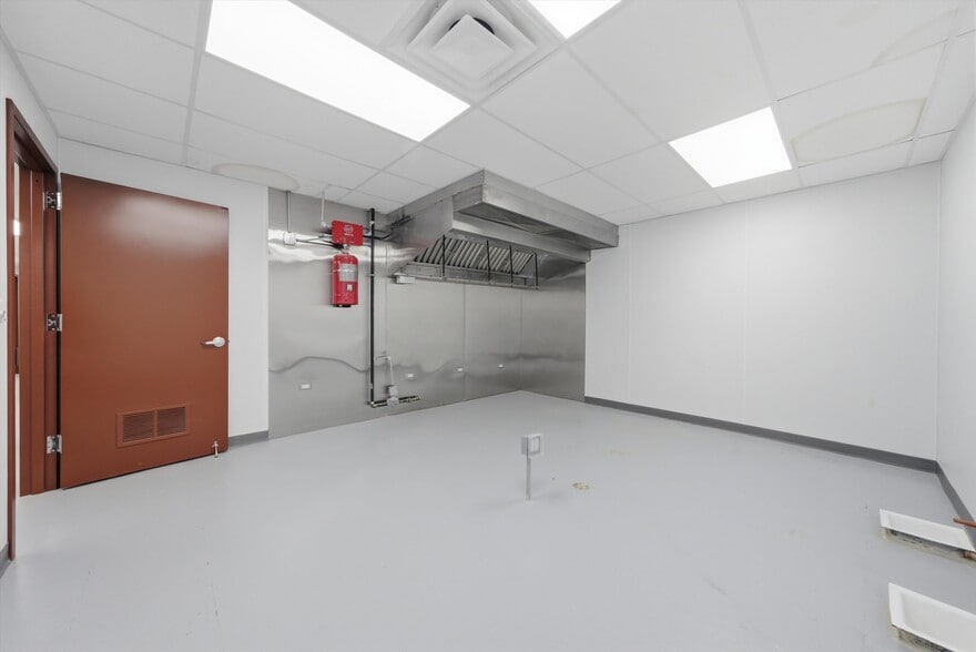 More Photos Of 2201 W Howard St, Chicago Restaurant For Lease