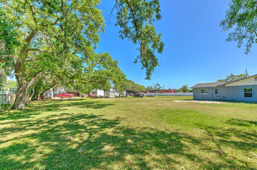 More Photos Of 5921 Causeway Blvd, Tampa Flex For Sale