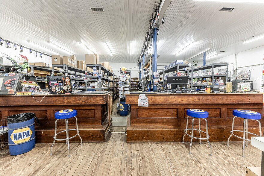 More Photos Of 201 Gibbs St, New Waverly Freestanding For Sale