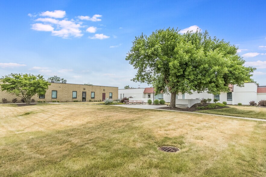 More Photos Of 355 Smoke Tree Plaza Dr, North Aurora Office For Lease