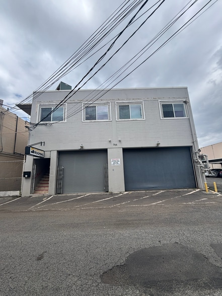 More Photos Of 754 Ilaniwai St, Honolulu Freestanding For Lease