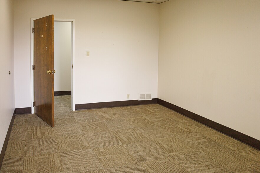 More Photos Of 301-305 S Pioneer Dr, Abilene Office For Lease