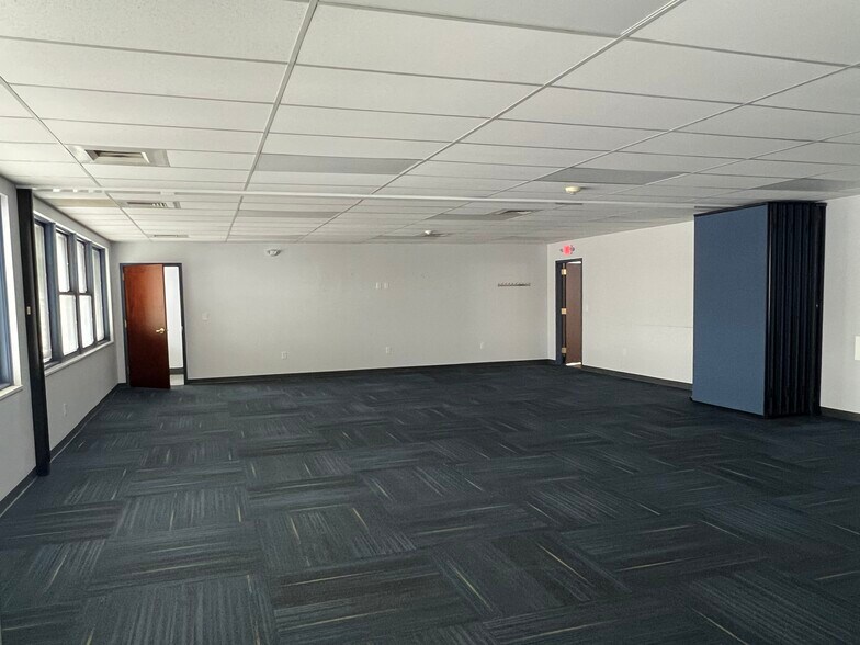 More Photos Of 8300 Dow Cir, Strongsville Light Distribution For Lease