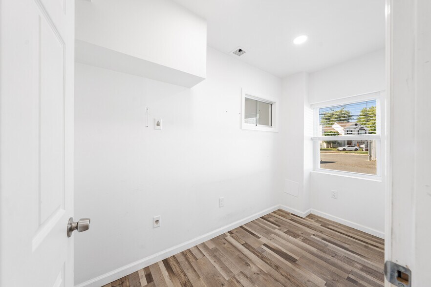 More Photos Of 40 Amboy Rd, Old Bridge Flex For Sale