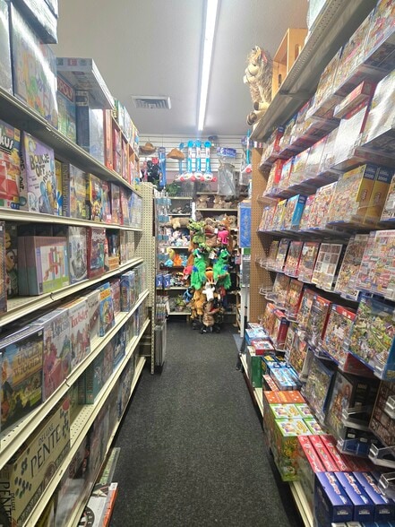 More Photos Of 242 Vineyard Haven Rd, Edgartown Storefront For Sale