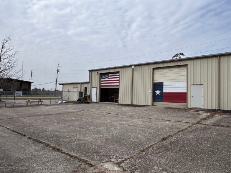 More Photos Of 262 Beach Airport Rd, Conroe Warehouse For Sale