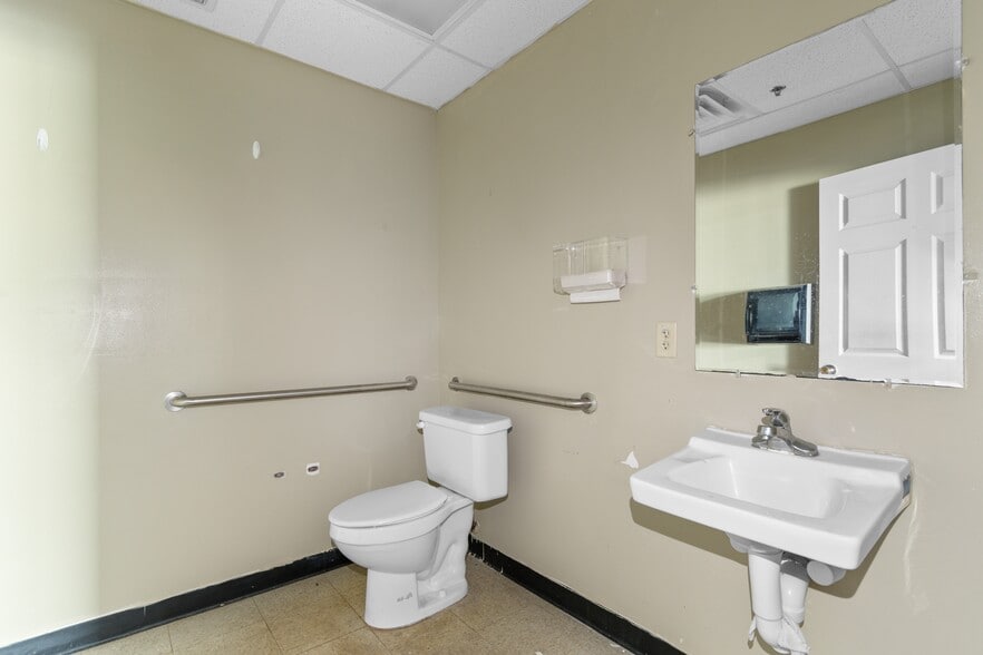 More Photos Of 480 Nelson Blvd, Kingstree Department Store For Sale