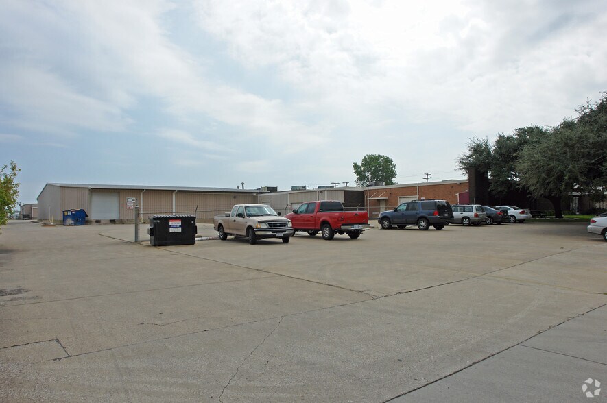 More Photos Of 300 S Kirby St, Garland Warehouse For Lease