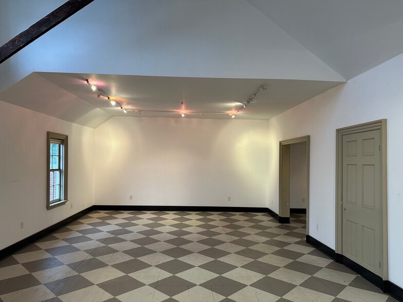 More Photos Of 55 N Cedar St, Lititz Showroom For Lease