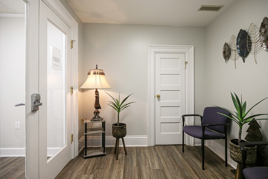 More Photos Of 809 S Main St, Columbia Office For Sale