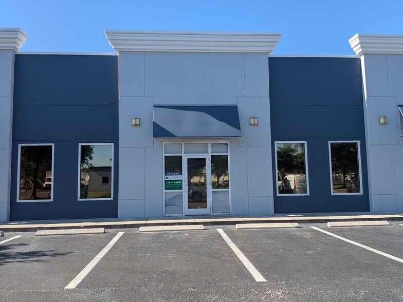More Photos Of 6360 Corporate Park Cir, Fort Myers Light Distribution For Lease