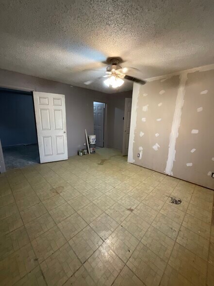 More Photos Of 609 Oak St, La Marque Warehouse For Sale