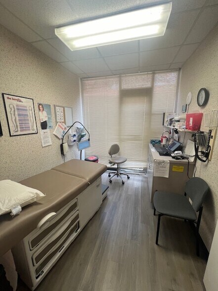 More Photos Of 376 Rogers Ave, Macon-Bibb Medical For Sale