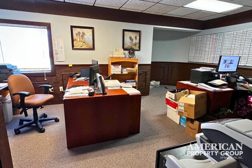 More Photos Of 2011 Bispham Rd, Sarasota Office For Lease