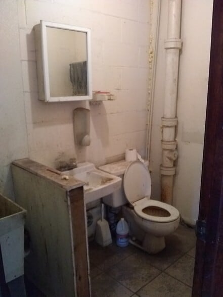 More Photos Of 29A Midland Ave, Hicksville Industrial For Lease