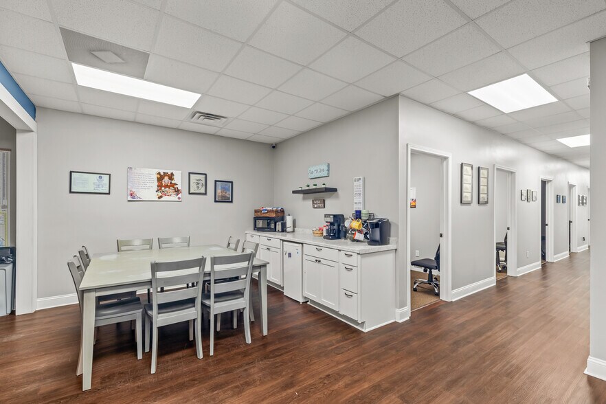More Photos Of 1923 Lejeune Blvd, Jacksonville Office For Sale