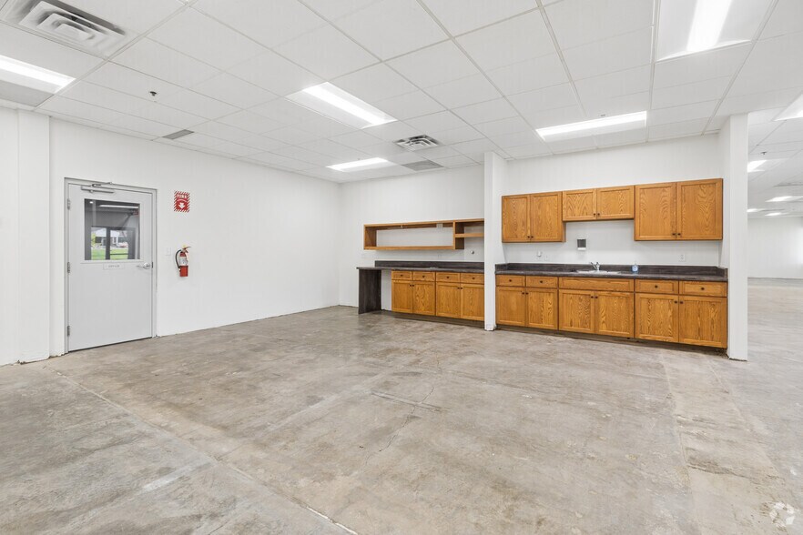 More Photos Of 10901 Hampshire Ave S, Bloomington Warehouse For Lease