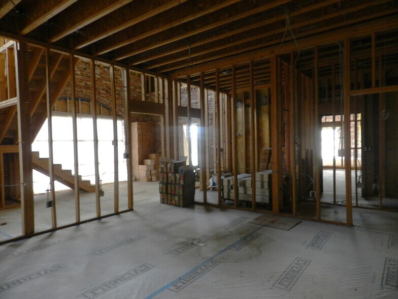 More Photos Of 2520 N River Rd, Olathe Warehouse For Sale