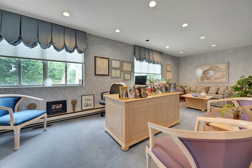 More Photos Of 27 Oak St, Stamford Medical For Lease