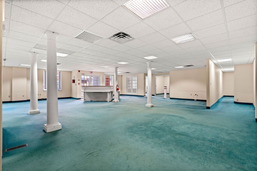 More Photos Of 306 Cabot St, Beverly Office For Sale