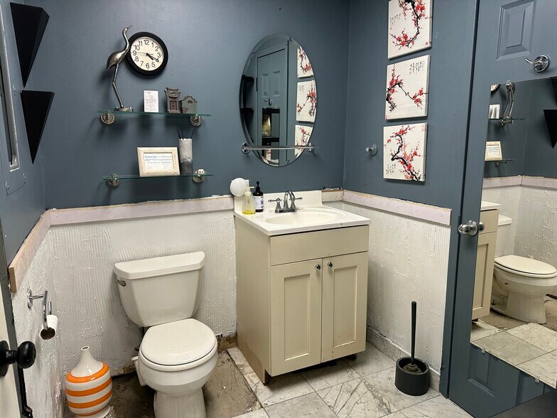 More Photos Of 4138 N Sheridan Rd, Chicago Storefront For Lease