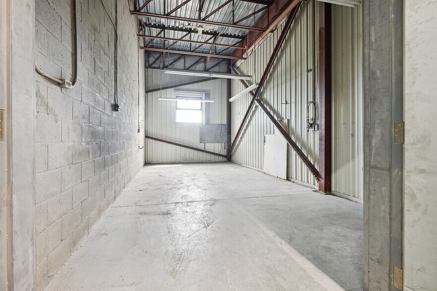 More Photos Of 800 Rue Pierre-Caisse, Saint-jean-sur-richelieu Manufacturing For Lease