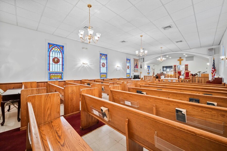 More Photos Of 109 Roslyn Rd, Roslyn Heights Religious Facility For Lease
