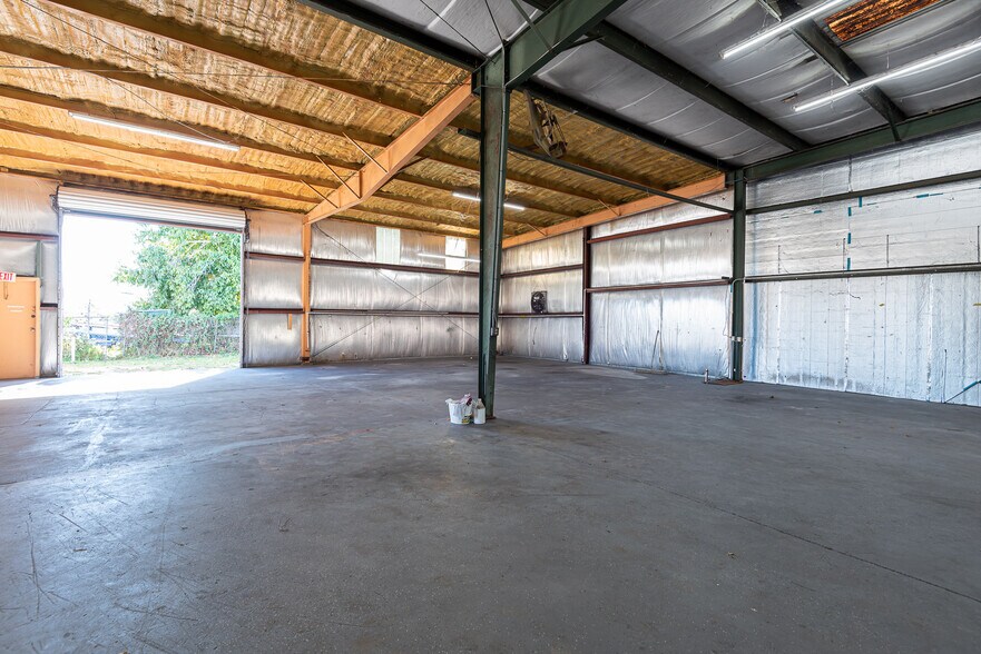 More Photos Of 420 NE 3rd Ave, Cape Coral Warehouse For Lease